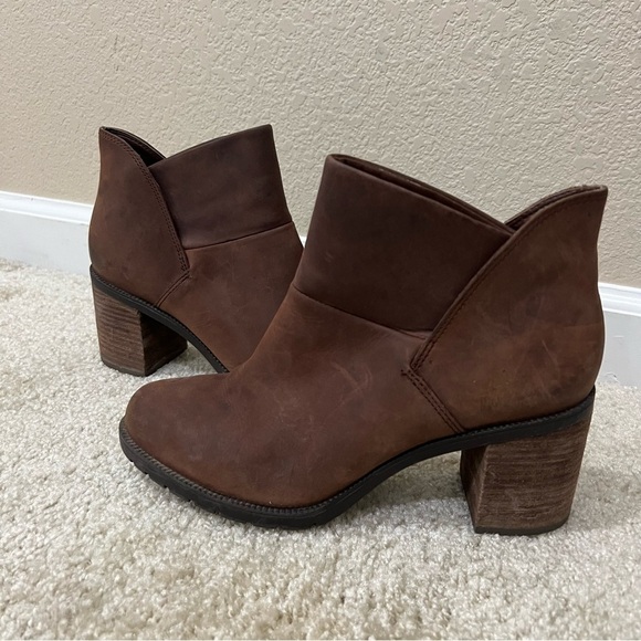 Clarks Malvet Helen 3” Heeled Leather Pull On Booties Boots Sz 8 Brown 60731120, - Picture 3 of 16